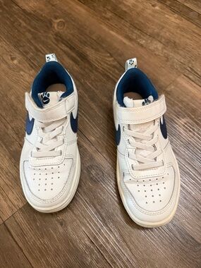 Nike Kids White and Navy Low-Top Sneakers with Hook-and-Loop Strap
